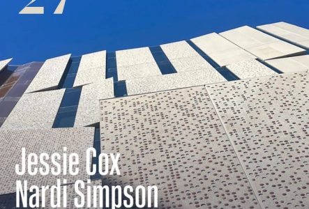 C’est une affiche artistique intitulée « Out of Australia », avec une photo moderne du Conservatoire de Melbourne vu depuis le bas, sur fond de ciel bleu. Le texte présente Jessie Cox et Nardi Simpson, ainsi que l’édition 2026–2027.