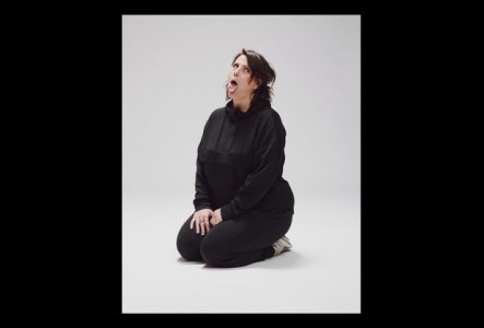 Matthieu Croizier Portrait de Tiphanie Bovay-Klameth qui tire la langue