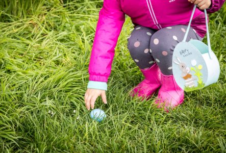 Léman Expériences / C.Glemet Enfant qui ramasse un oeuf de Pâques