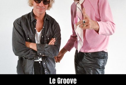 Affiche du concert du duo Papooz au Groove. Deux hommes posent devant un fond blanc : l’un porte une chemise grise et des lunettes de soleil, l’autre un pull rose, une cravate et des lunettes. En dessous, texte blanc sur fond noir indiquant : « Le Groove – PAPOOZ – 21 mai 2026, Genève ». Logos du Groove et du Collectif Nocturne en bas de l’affiche.