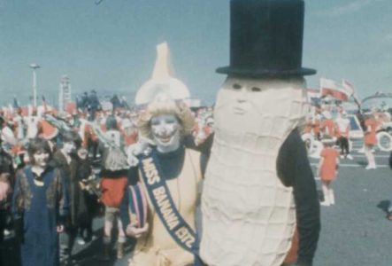 personnes costumées lors d'une parade en 1976