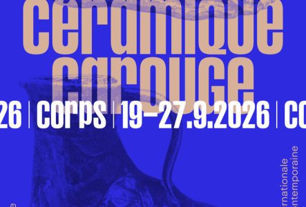 L'affiche représente un pied en céramique dans un fonds bleu, il est écrit "Parcours Céramique Carouge", Corps, 19-27.09.2026