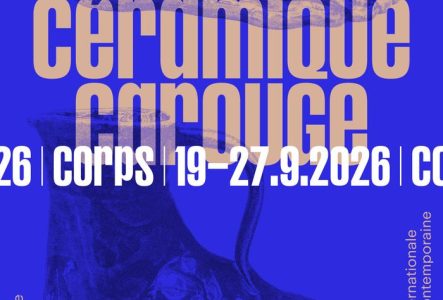 L'affiche représente un pied en céramique dans un fonds bleu, il est écrit "Parcours Céramique Carouge", Corps, 19-27.09.2026