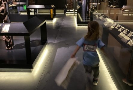 des enfants dans l'exposition permanente du MEG