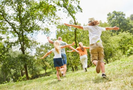 Enfants et parents en nature.