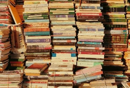 De très nombreuses piles de livres