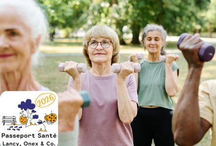 trois dames âgées font de l'exercice avec des poids en extérieur