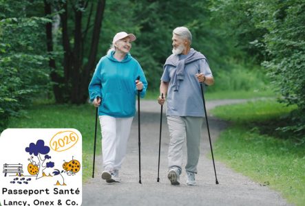 un homme et une femme âgés pratiquent la marche nordique en extérieur