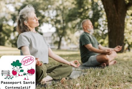 une femme et un homme sont en position du lotus en extérieur