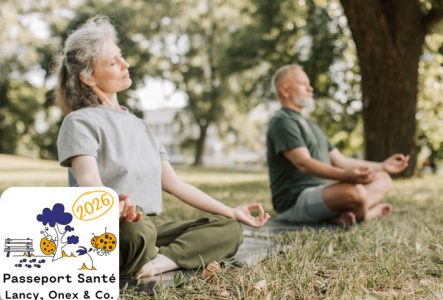 une femme et un homme âgés sont en position du lotus dans un parc.