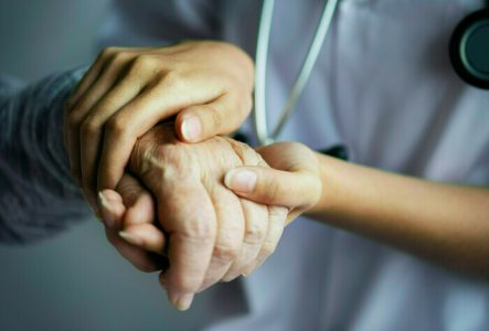 DR Senior accompagnée par soignante