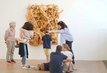 photo: Lisa Frisco des familles participent à une visite ludique du musée