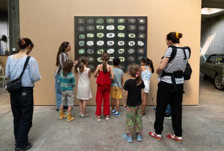 photo: Lisa Frisco des familles participent à une visite ludique du musée