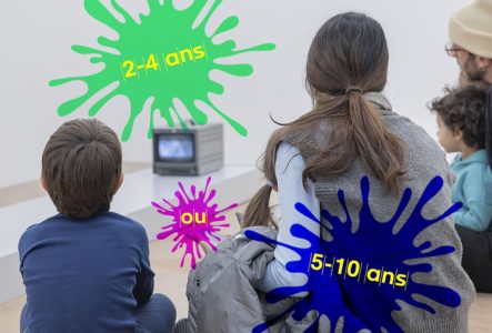 famille observant une œuvre dans l'exposition