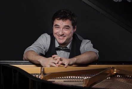 Olivier Grimm devant un piano