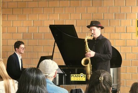 deux musiciens face à du public