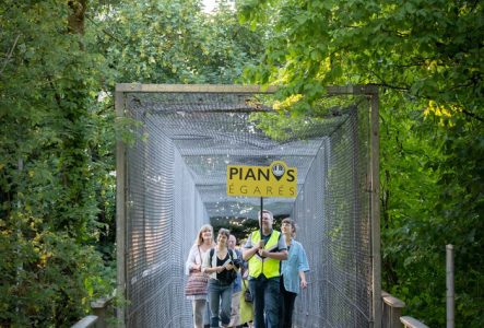 deux musiciens face à du public