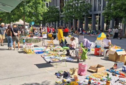 stand de vide-grenier sur la place de Pont-Rouge