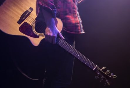 Guitare acoustique et chemise à carreaux