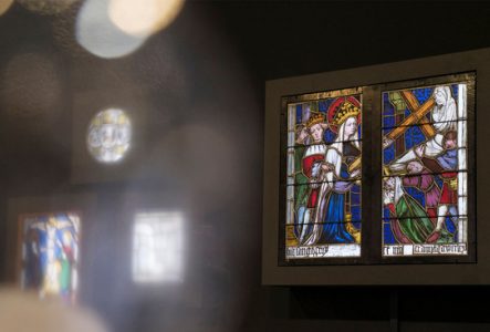© Boris Dunand, Musée Ariana Aile médiévale de l'exposition Post Tenebras Lux où l'on peut voir deux vitraux religieux (descente de Jésus de sa croix).