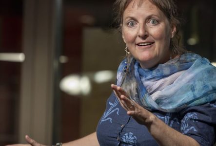 Un photo en couleur qui représente la conteuse Deidre Foster