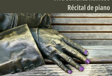 Bernard Meier (photo) image d'une main de statue avec les ongles violets