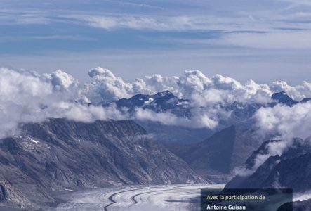Visuel du documentaire Climat Décodé - 3 personnes randonnant en montagne