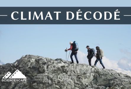 Visuel du documentaire Climat Décodé - 3 personnes randonnant en montagne