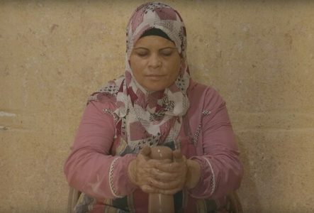 Image tirée du film : on y voit une femme en train de travailler sa terre sur son tour.