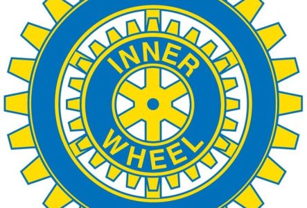 Engrenage bleu et jaune avec le nom du club au centre