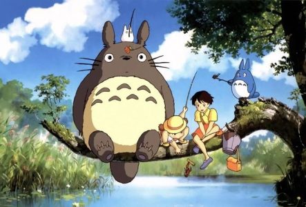 Totoro et ses versions miniature sont assises avec deux filles sur une branche