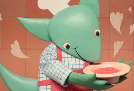 DR du film La Soupe de Franza Dessin d'un animal bleu-vert tenant un plat dans ses pattes