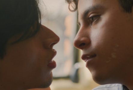 Deux hommes face à face, sur le point de s'embrasser