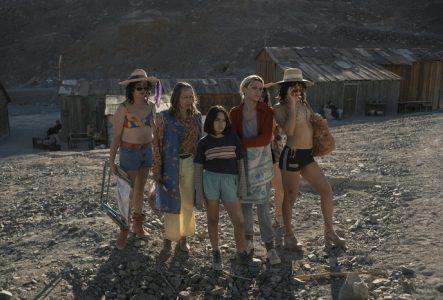 Quatre femmes trans et une petite fille regardent au loin