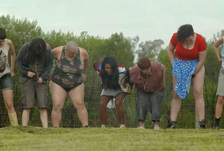 Un groupe de femmes enlèvent leur bas