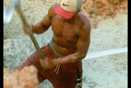 Mineur qui creuse pour trouver de l'or