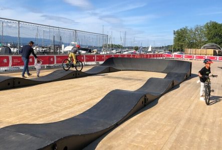 Enfant circulant sur un pumptrack