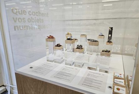 Vitrine d'exposition avec des matériaux précieux sur des mini-socles.