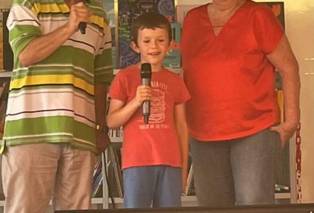 Laura Györik-Costas Deux grands-parents et un enfant en train de chanter au karaoké de la Mobithèque