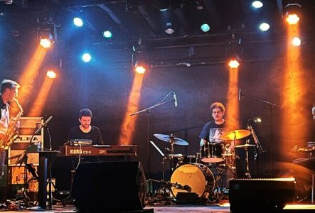 Les quatre musiciens sur scène