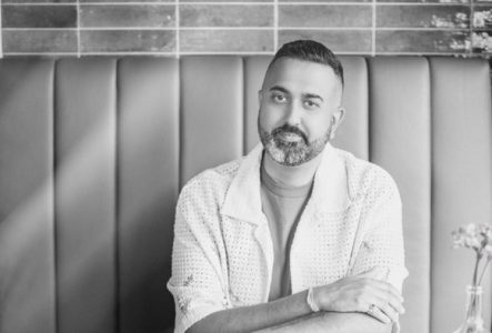 Photo en noir et blanc de l'artiste assis