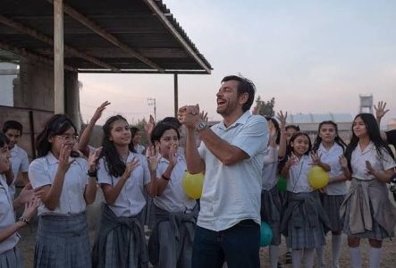 Un professeur applaudis par ses élèves