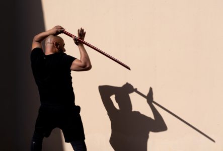 Belkacem fait des arts martiaux dans cette performance