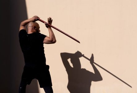 Belkacem fait des arts martiaux dans cette performance