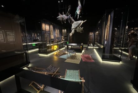 Joel Rocha Ferreira chaises longues dans la salle d'exposition permanente du MEG