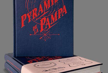 Photographie de trois exemplaires du livre "Pyramides de la Pampa"