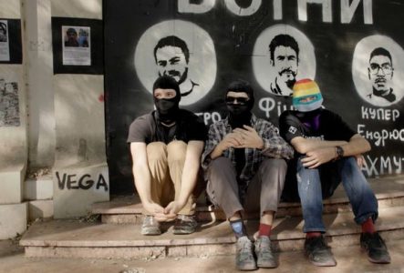 Trois ukrainien·ne·s parlant de la guerre