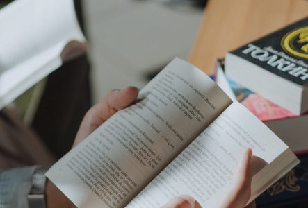 une personne qui lit un livre