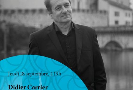DR Image en noir et blanc de Didier Carrier se tenant devant un château.