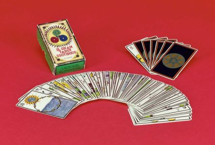 Photos de El Gran Tarot esotérico (Le Grand Tarot ésotérique)
Jeu édité par l’imprimeur espagnol Heraclio Fournier en 1976.
Ce jeu de cartes a été donné par l’artiste Émile Chambon en 1981.
MEG Inv. ETHEU 057673